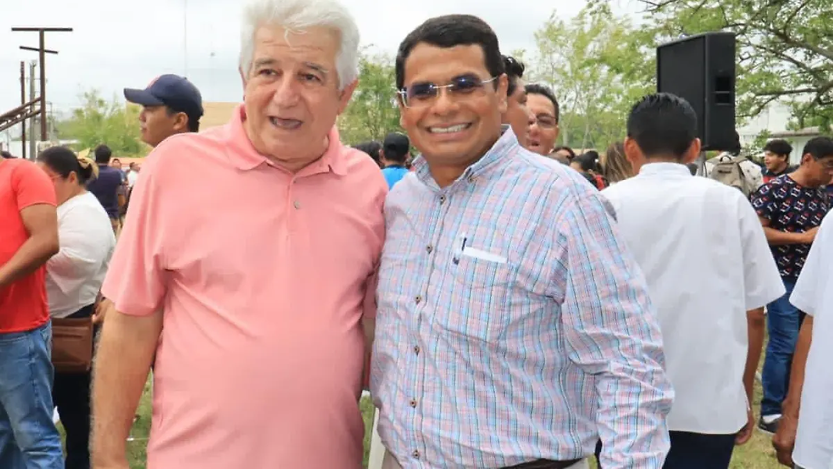 Jesus Selvan junto a hermano de AMLO